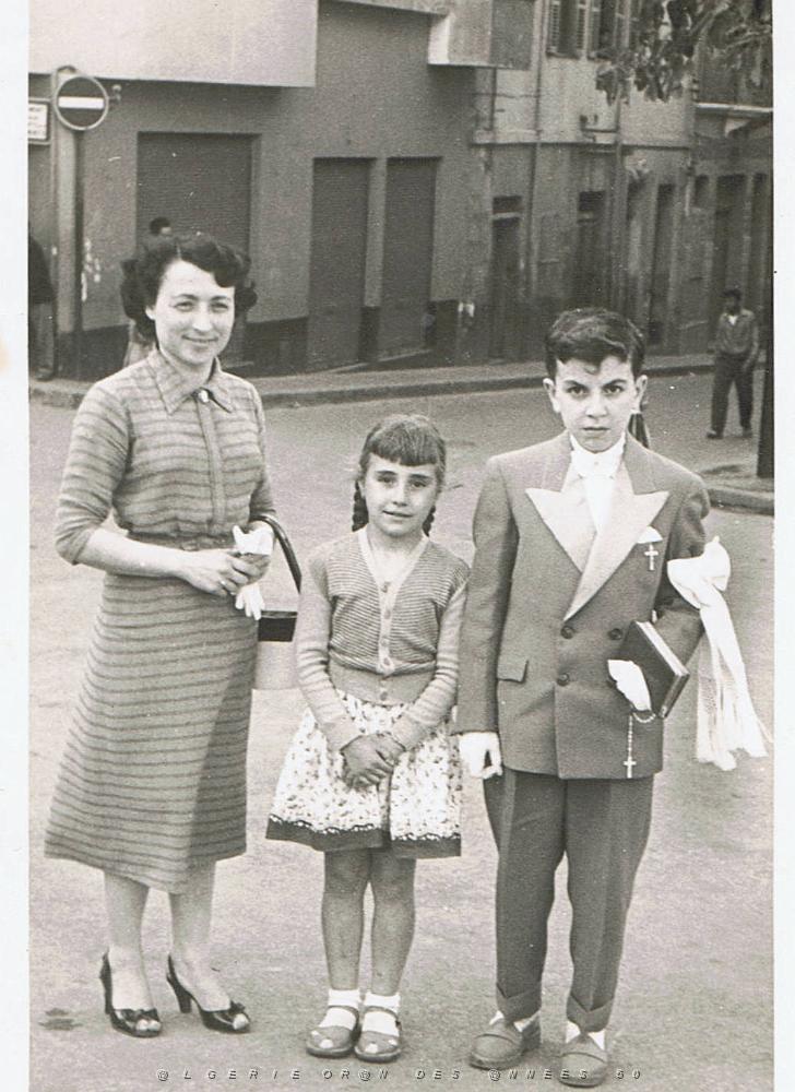 QUI RECONNAIT CETTE DAME ET CETTE FILLETTE AVEC MOI EN COMMUNIANT EGLISE SAINT ANDRE 1957.jpg